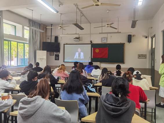 会议室里的人们描述已自动生成