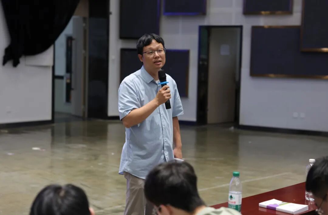 图片包含 人, 室内, 男人, 站AI 生成的内容可能不正确。