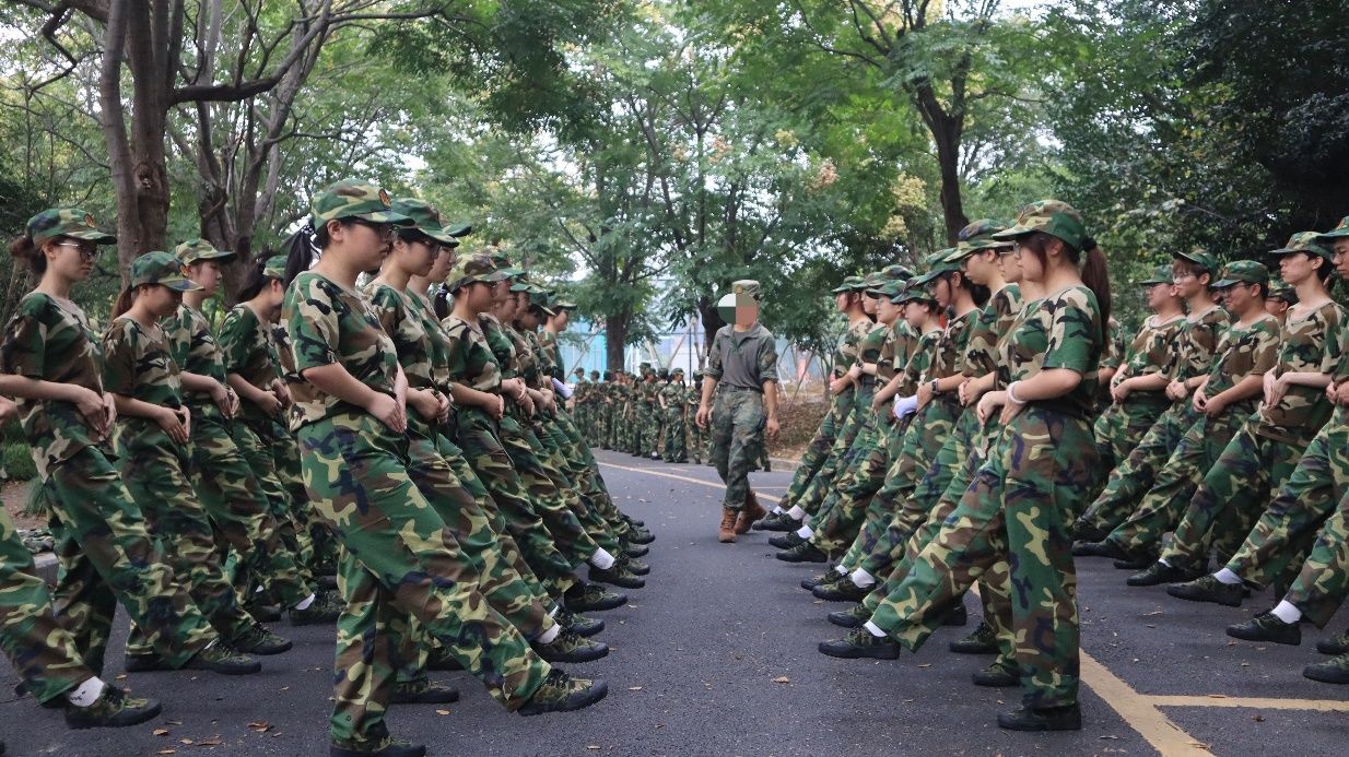 一群人站在树下AI 生成的内容可能不正确。