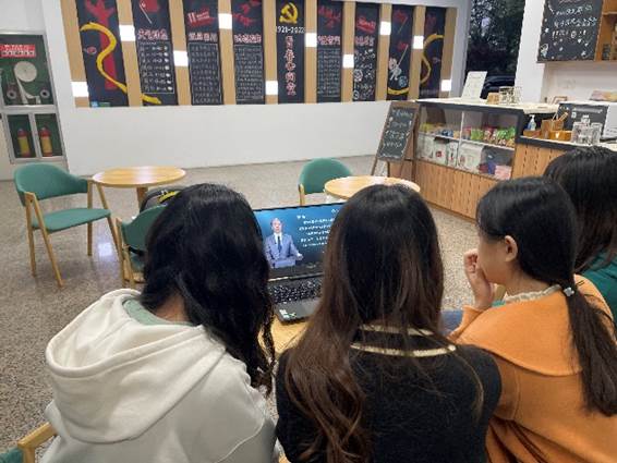 图片包含 人, 女人, 一群, 人们描述已自动生成