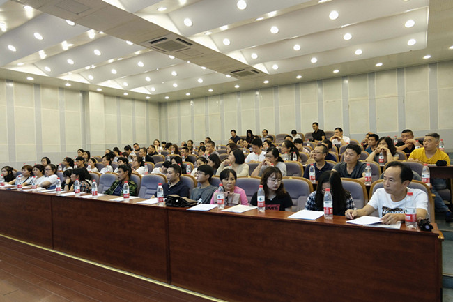 4新生家长见面会.jpg 4新生家长见面会.jpg