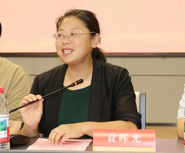 几个人在桌子前AI 生成的内容可能不正确。