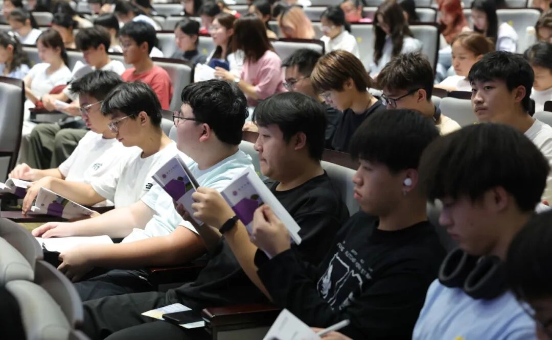 一群人在看电脑AI 生成的内容可能不正确。